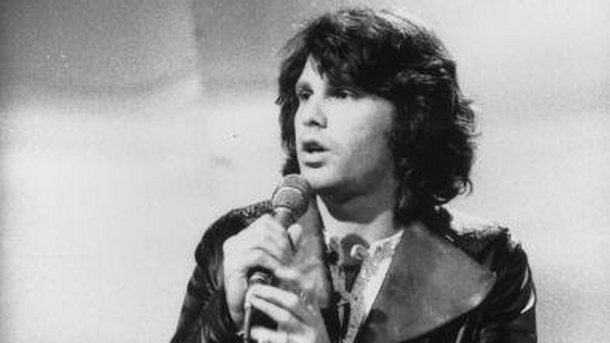 Rok 1965 był dla muzyki rockowej rokiem przełomowym — osią dekady, prawdziwym początkiem "lat sześćdziesiątych", rokiem, w którym kultura powojennego wyżu demograficznego przejęła zachodnią tradycję romantyczną i dodała jej skrzydeł. W Anglii Beatlesi i Rolling Stonesi przeobrazili muzykę rockową w nową narkotyczną kulturę. W Ameryce heroiczne pieśni Boba Dylana w rodzaju Like a Rolling Stone, ze swoimi innowacyjnymi tekstami i uderzającymi obrazami, otworzyły erę postegzystencjalną. Pod koniec roku Dylan przyczynił się do powstania ruchu rockowego: podczas festiwalu folkowego grał na gitarze elektrycznej, czyniąc z rozrywkowego instrumentu narzędzie przekazu politycznego i spychając do lamusa "stare wyjaśnienia i spleśniałe racjonalizacje", jak ujął to poeta-bitnik Michael McClure.