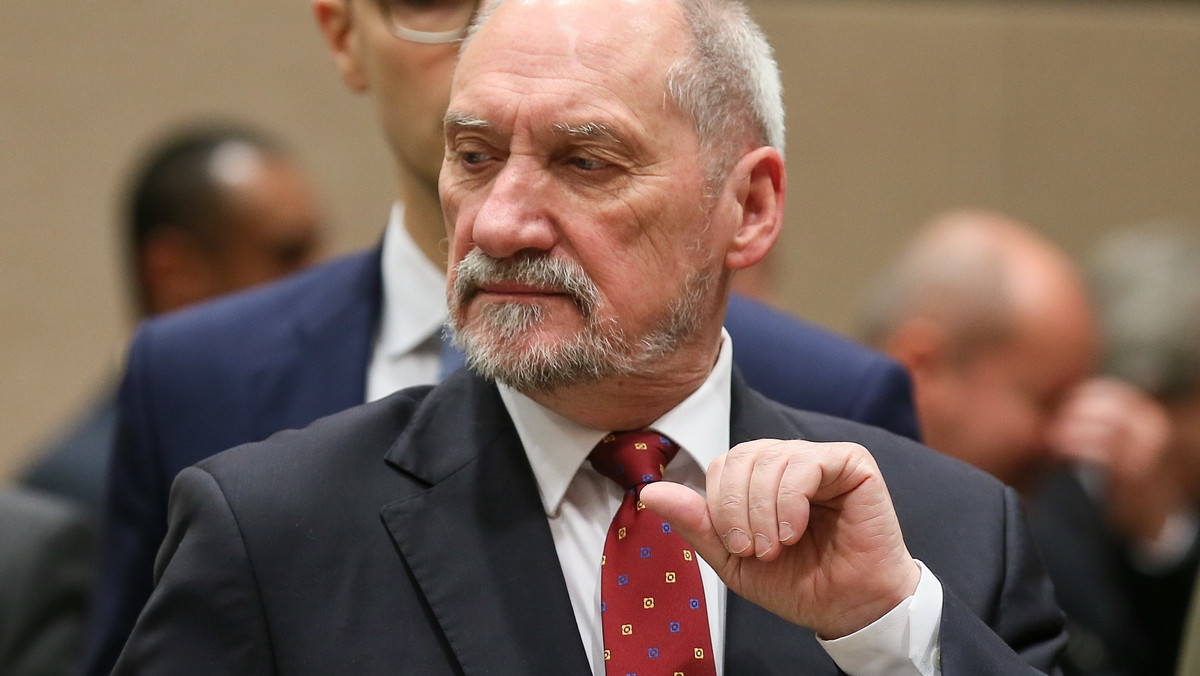 Jesteśmy gotowi gościć u siebie nowe centrum dowodzenia NATO - powiedział dzisiaj w Brukseli minister obrony Antoni Macierewicz. Decyzje co do konkretnej lokalizacji nowych centrów dowodzenia mają zapaść na spotkaniu ministrów obrony Sojuszu w lutym 2018 r.