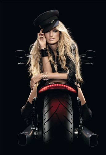 Marisa Miller reklamuje Harleya V-Rod Muscle