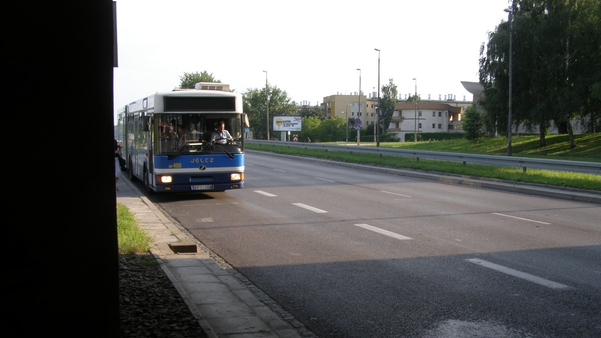 Podróżni rezygnują z jazdy pociągiem na lotnisko w Balicach i przesiadają się do miejskich autobusów. Przewozy Regionalne, na początku miesiąca, podniosły cenę biletu na pociąg z Dworca Głównego w Krakowie do Balic - z 12 do 19 złotych - podało Radio Kraków.