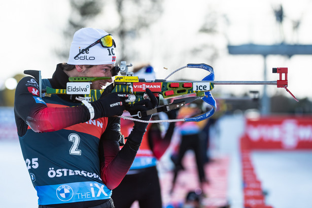 Sturla Holm Laegreid podczas zawodów biathlonowych na 15 km ze startu wspólnego podczas MŚ w szwedzkim Östersund