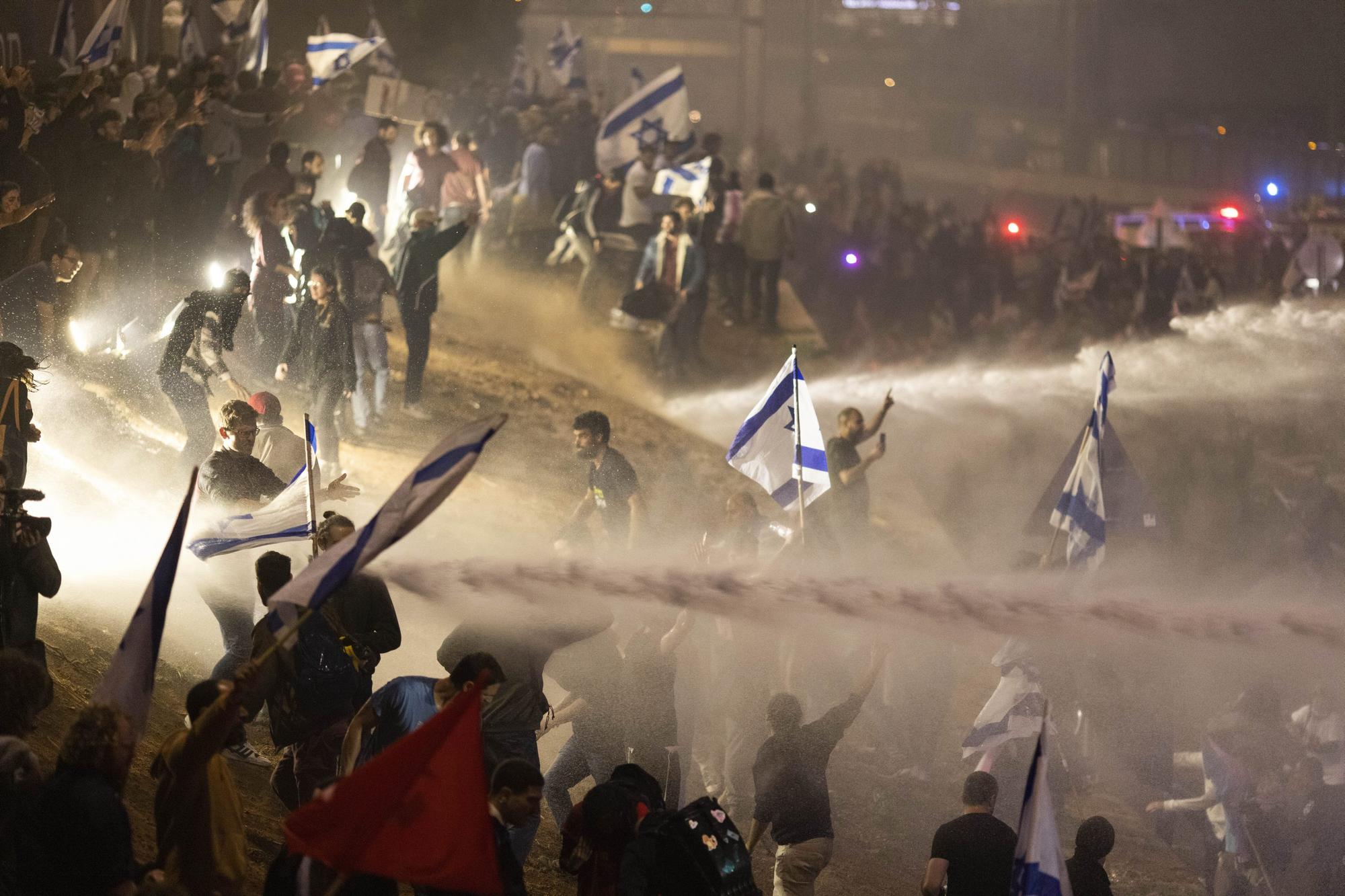 Po odvolaní ministra obrany protestovali v uliciach Izraela tisíce ľudí.
