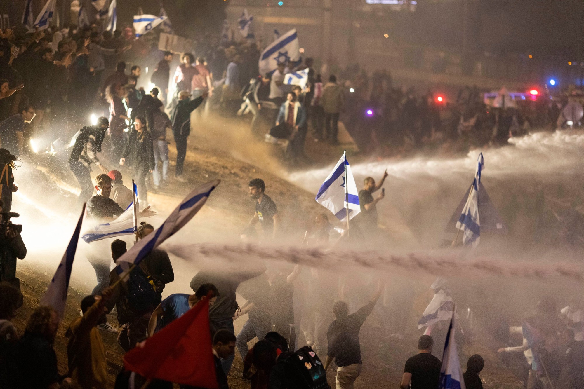 Po odvolaní ministra obrany protestovali v uliciach Izraela tisíce ľudí.