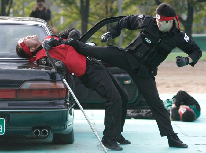 Południowokoreańscy policjanci ćwiczą przed szczytem G20 w Seulu.