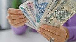 892 zł z urzędu co miesiąc od 1 czerwca 2026 r. Im szybciej złożysz wniosek, tym szybciej dostaniesz pieniądze