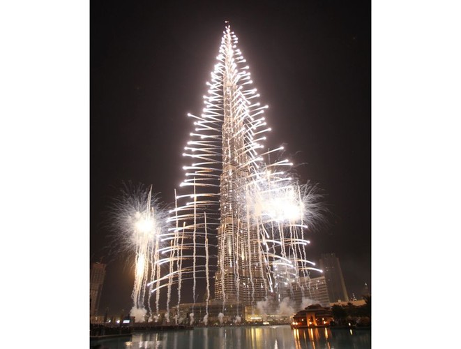 W Dubaju do pokazu fajerwerków wykorzystano najwyższy budynek świata, Burj Khalifa