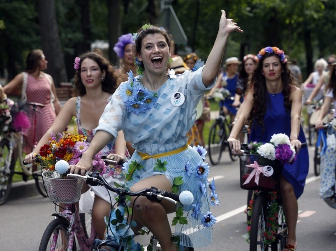 Parada kobiet na rowerach w Moskwie