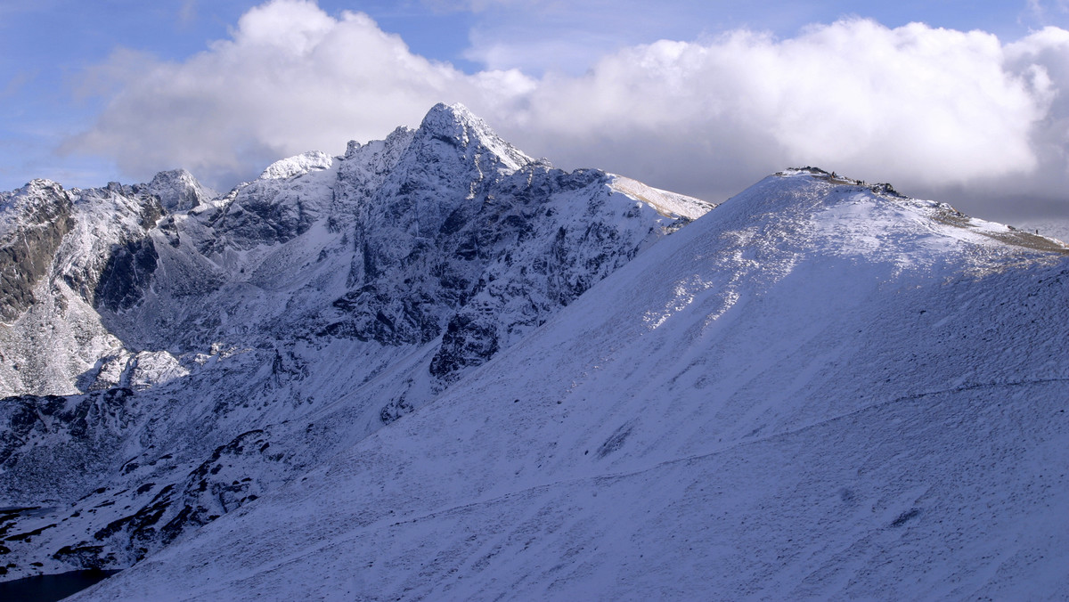 W Tatrach i na Podhalu intensywnie pada śnieg. Tatrzańscy ratownicy ogłosili trzeci stopień zagrożenia lawinowego. W Zakopanem leży kilkanaście cm śniegu, ulice są białe, a ruch w mieście mocno spowolniony. Na Kasprowym Wierchu leży półtora metra śniegu.