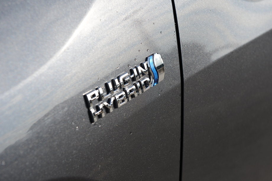 Toyota RAV4 Plug-in to oznaczenie to nie tylko symbol oszczędności. W przypadku Toyoty RAV4 to także duża łączna moc całego napędu - aż 306 KM!
