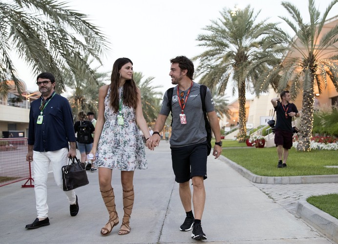 Fernando Alonso zabrał do Bahrajnu swoją piękną dziewczynę