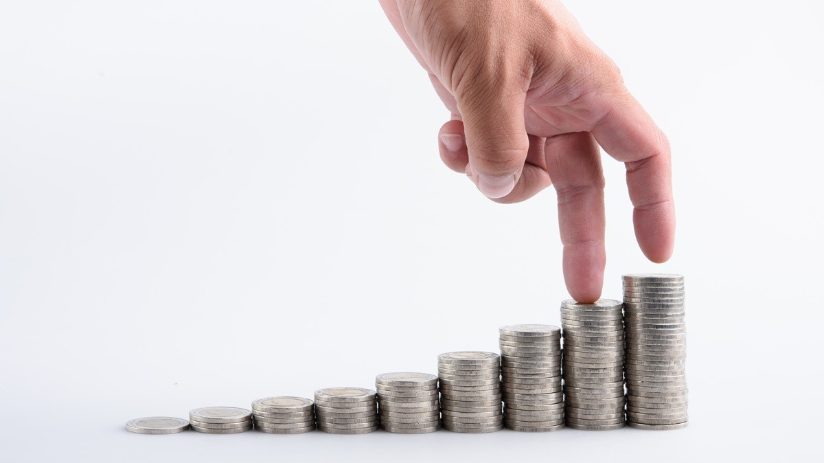 Dłoń licząca monety