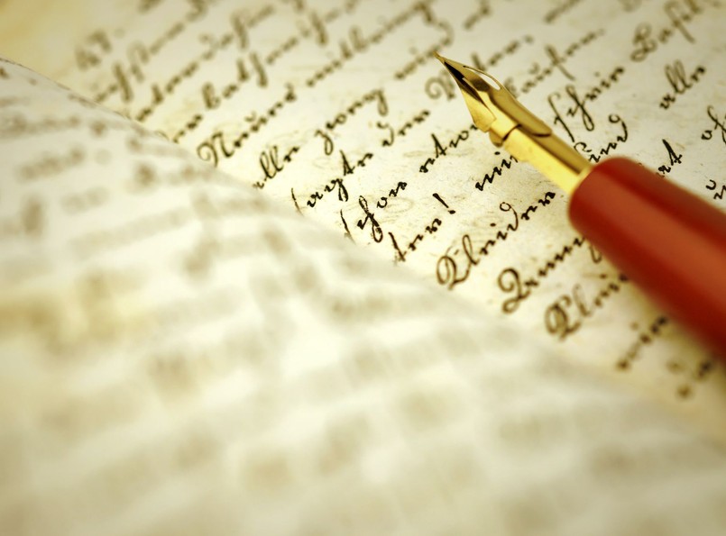 Notatnik z piórem między kartkami