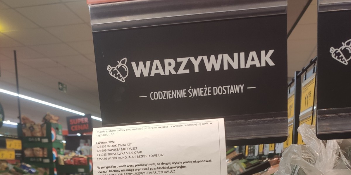 Wpadka w Biedronce. Ta kartka nie powinna się tu znaleźć. "Poufne".