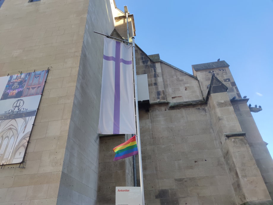 Flaga LGBT przy jednym z kościołów w Kolonii w Niemczech
