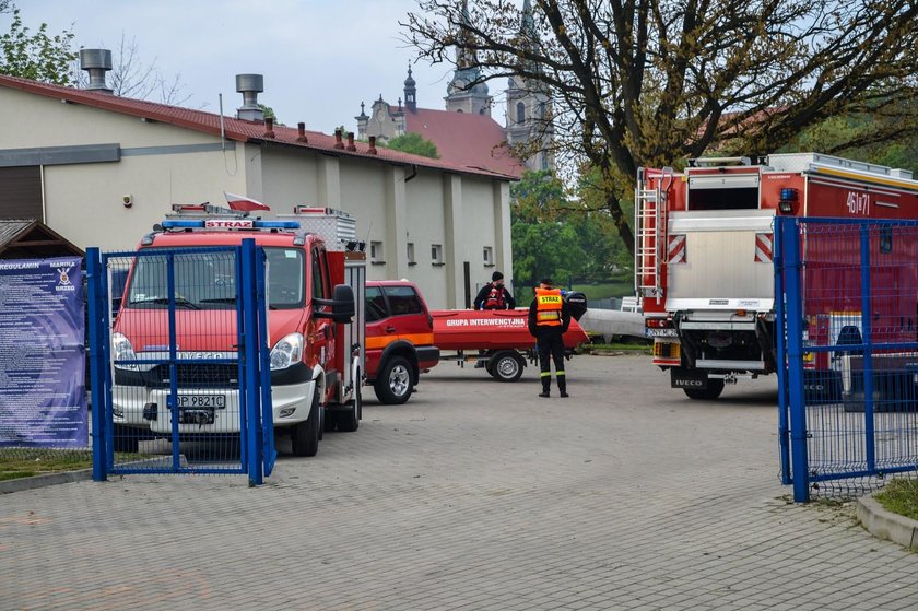 Dramatyczna akcja na Odrze. Szukają chłopaka, który chciał ratować dziewczynę