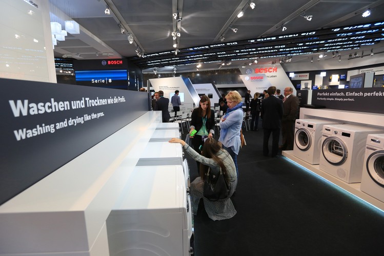 Duże zainteresowanie wśród uczestników targów wzbudzały także pralki Bosch <br><br> fot.: Krizstian Bocsi/Bloomberg