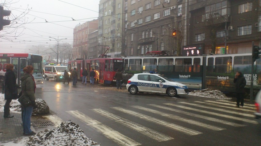 Povređene putnike prevezle su tri ekipe Hitne pomoći (Foto: Marko Milić)