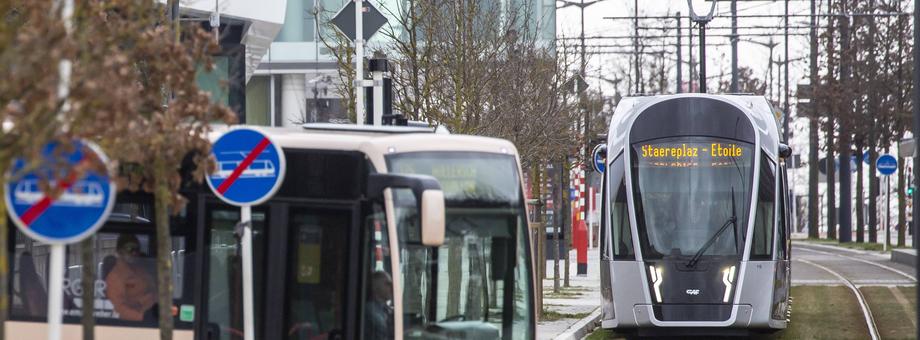 Autobus i tramwaj na ulicy w mieście Luksemburg