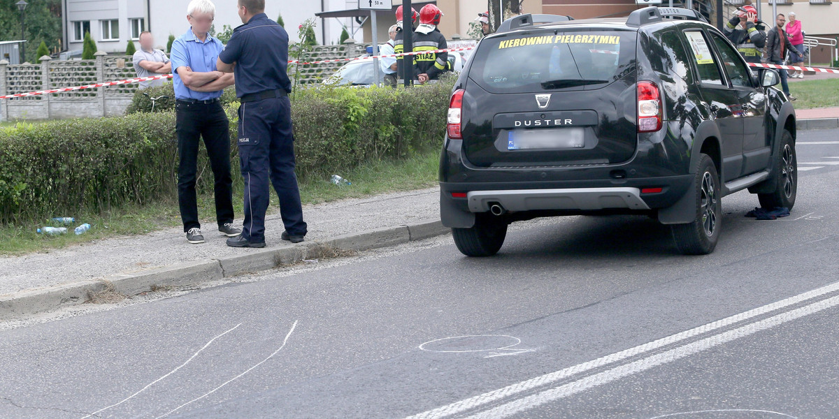 Auto wjechało w pielgrzymów