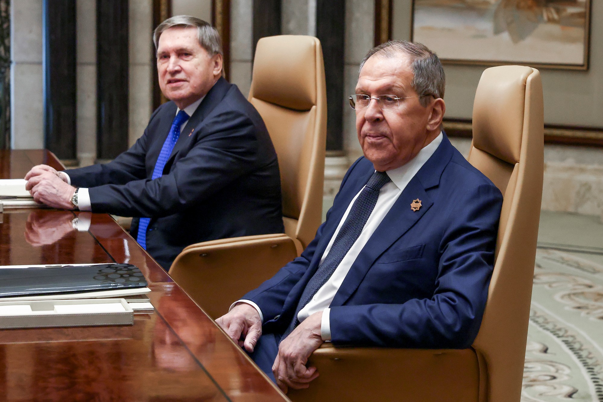 Minister zahraničných vecí Sergej Lavrov a poradca ruského prezidenta Jurij Ušakov.