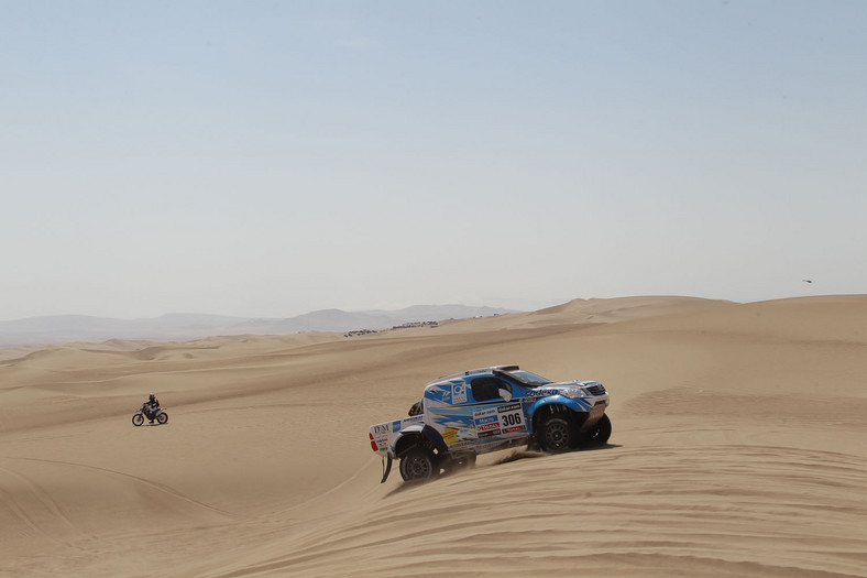 Dakar 2013: Hołowczyc zawiedziony, Sainz utknął na wydmach (2. etap, wyniki, galeria)