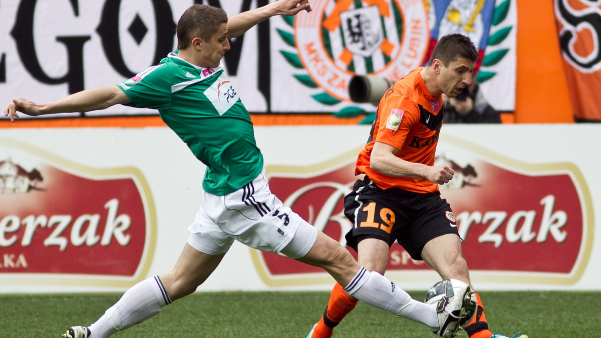 Zagłębie Lubin zremisowało z GKS Bełchatów 1:1 (0:0) w meczu o "sześć punktów" w dolnej części T-Mobile Ekstraklasy. Fantastycznego gola zdobył dla bełchatowian Grzegorz Baran, remis uratował dla miejscowych Adam Banaś w 90. minucie (fot. PAP/Maciej Kulczyński).