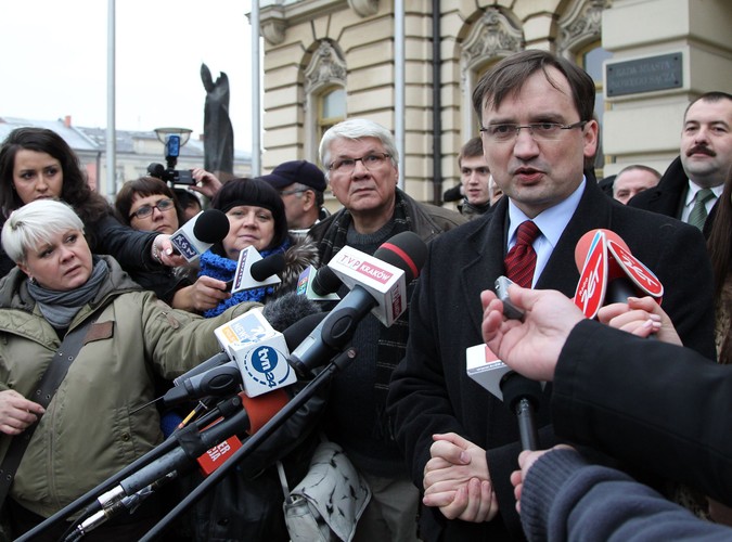 Zbigniew Ziobro podczas konferencji prasowej na rynku w Nowym Sączu