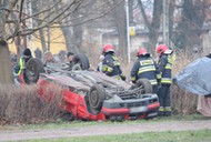 Kamień Pomorski (woj. zachodniopomorskie), 01.01.2014. Sześć ofiar wypadku. Do tragicznego wypadku doszło w Kamieniu Pomorskim, gdzie samochód osobowy wjechał w idącą grupę ludzi. Na miejscu zginęło 5 osób, trójka dzieci została ranna, dwoje z nich zmarło