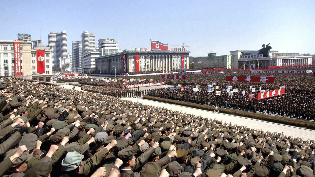 Korea Północna, w związku z zaostrzającą się sytuacją militarną, ujawniła plany wojenne dotyczące ataku na Stany Zjednoczone. Kilka godzin wcześniej Kim Dzong Un postawił w stan gotowości północnokoreańskie wojska rakietowe. Eksperci oceniają, że wybuch II wojny koreańskiej, w której zginęłoby co najmniej kilkaset tysięcy osób, jest coraz bardziej prawdopodobny.