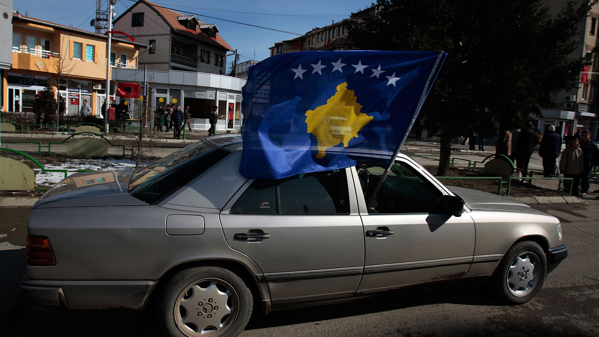 Reprezentacja Kosowa w piłce ręcznej mężczyzn rozegrała pierwszy oficjalny mecz na arenie międzynarodowej. Szczypiorniści z Bałkanów przegrali na otwarcie eliminacji do mistrzostw Europy 2018 z Rumunią 24:36 (10:17).