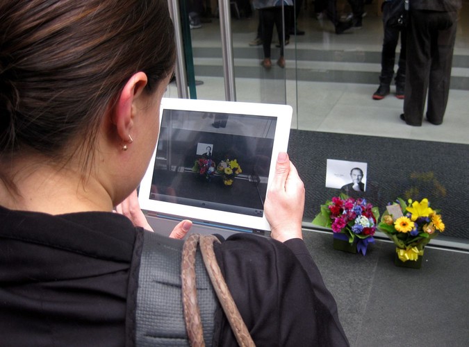 Fani przed firmowym sklepem koncernu