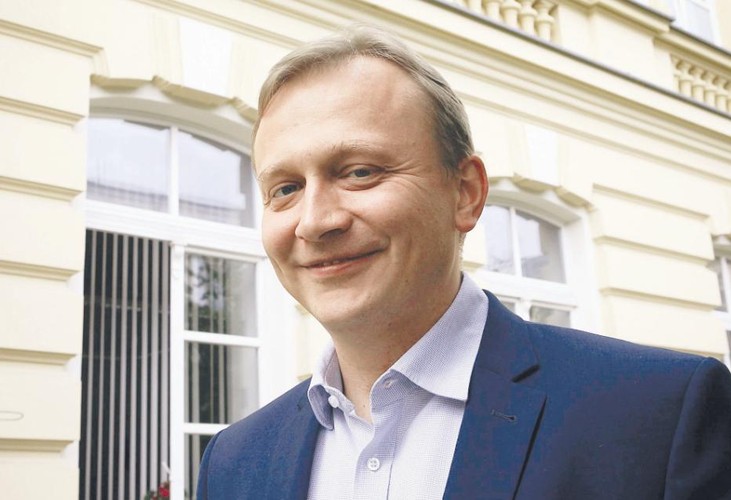 <strong>2. Piotr Serafin, szef gabinetu przewodniczącego Rady Europejskiej, pierwszy raz w rankingu</strong>
<br></br>
Prawnik  i urzędnik, ale co ważniejsze znawca unijnych ścieżek (prawnych i nie tylko). Jako wiceszef MSZ i jednocześnie pełnomocnik premiera ds. europejskich prowadził negocjacje w sprawie udziału Polski w nowym unijnym rozdaniu. Efektem są funkcje: szefa Rady Europejskiej dla Donalda Tuska i komisarza do spraw rynku wewnętrznego dla Elżbiety Bieńkowskiej. Serafin kierował rozmowami tak, że w każdym z wariantów nasz kraj mógł liczyć na dobre rozstrzygnięcie.
<br></br>
Świetne kontakty na brukselskich salonach wyrabiał przez lata, m.in. jako zastępca szefa gabinetu Janusza Lewandowskiego, gdy ten był komisarzem ds. budżetowych. Wrócił do Polski w momencie, gdy zaczynały się negocjacje dotyczące budżetu Unii Europejskiej na lata 2014-2020. Jako człowiek, który znał dokument od podszewki, wiedział, o co i jak zabiegać, w znacznym stopniu przyczyniając się do końcowego sukcesu.
<br></br>
Wraz ze swoim zespołem prowadził także rozmowy na temat unijnych propozycji zaostrzenia polityki klimatycznej. I choć na ostatniej prostej finalizowała je premier Ewa Kopacz i jej nowy doradca Rafał Trzaskowski, to poprzednie okrążenia i stosunkowo dobra wyjściowa pozycja Polski także są zasługą Piotra Serafina. W efekcie choć nie udało się powstrzymać zapędów Komisji do prowadzenia coraz bardziej restrykcyjnej polityki klimatycznej, nasz kraj uzyskał dodatkową pulę uprawnień emisji CO2. Ma to umożliwić przestawienie naszej energetyki na mniej emisyjne tory oraz złagodzić skutki polityki klimatycznej dla polskiej gospodarki.
<br></br>
GO
<br></br>
