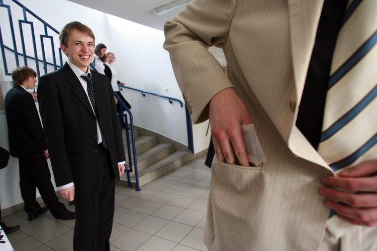 Niektórzy wyposażyli się w niedozwolone pomoce naukowe