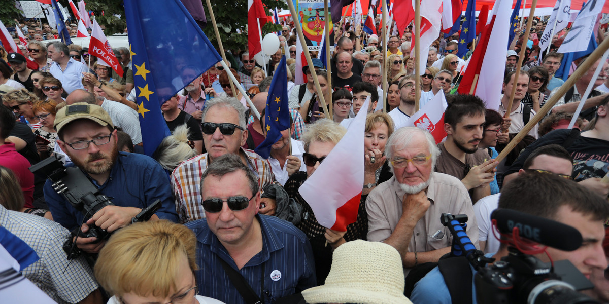 Przed Sejmem zebrali się protestujący przeciwko zmianom w sądownictwie forsowanym przez PiS