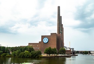 Politico: Volkswagen przedkłada interesy z Chinami nad represje wobec Ujgurów