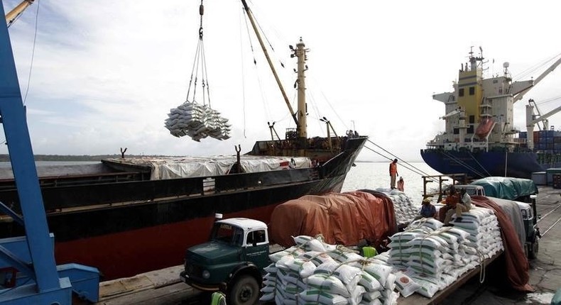 Kenyan port workers load relief food to a Somalia-bound ship at the Kenyan port of Mombasa, October 10 2011 . REUTERS/Joseph Okanga