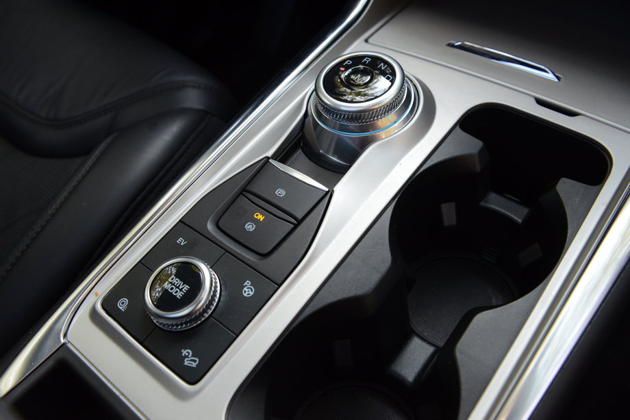 Ford Explorer 3.0 V6 Plug-in Hybrid - za pomocą przycisków i pokrętła można wybrać jeden z kilku trybów jazdy, w tym te, które pomogą nam w jeździe po bezdrożach.