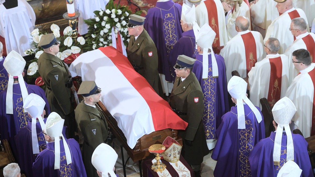 Biskup senior diecezji łowickiej Alojzy Orszulik spoczął dzisiaj w krypcie katedry w Łowiczu. - Miłość Chrystusa i Kościoła, troska o życie i godność każdego człowieka była motywem przewodnim w jego kapłańskim posługiwaniu – podkreślił w odczytanym liście papież Franciszek.