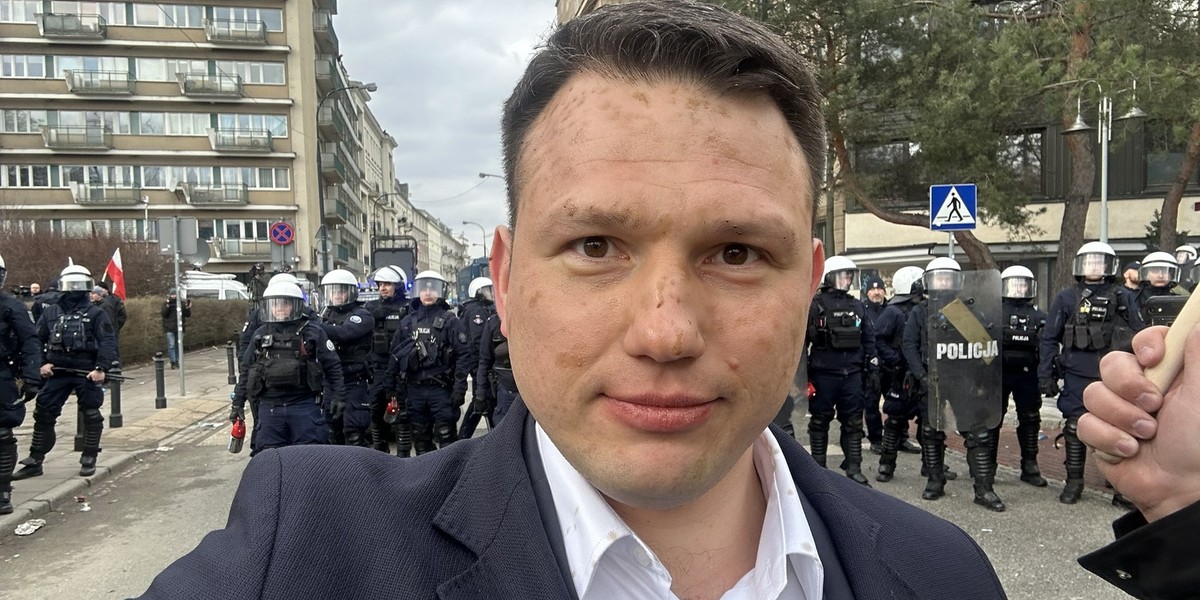 Poseł został popryskany gazem przez policję. 