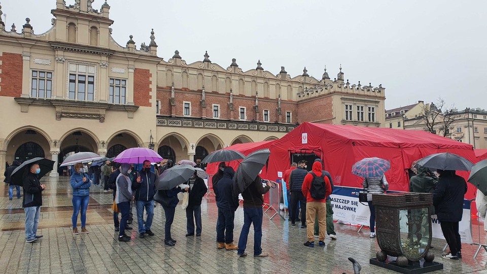 Gigantyczna kolejka na rynku w Krakowie