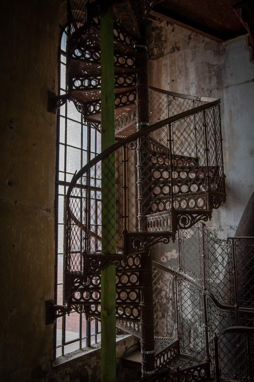 Zabytkowe żeliwne schody w wieży ciśnień Na Grobli