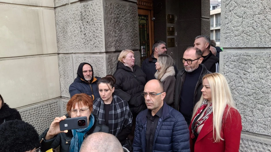 Dolazak roditelja ubijenog Andreja sa roditeljima iz Ribnikara, Dubone i Orašja u Viši sud u Nišu