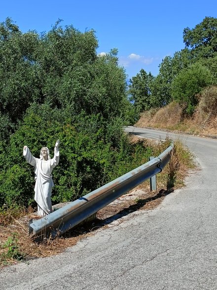 Dojazd do Starej Perithii jest wymagający. Jezus ostrzega przed brawurową jazdą