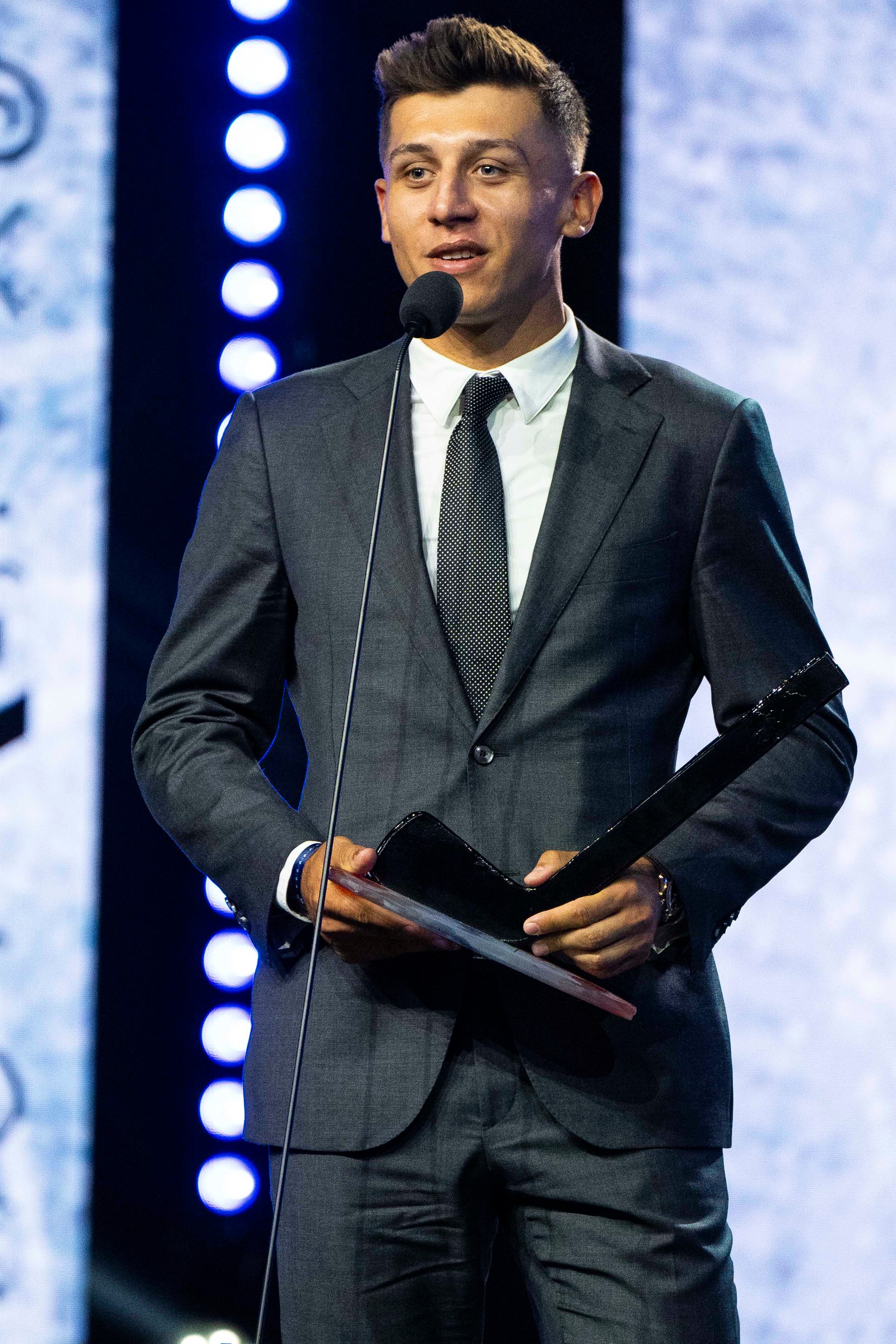 Hokejista roka 2024: Martin Fehérváry, ktorý triumfoval v kategórii Najlepší obranca, pózuje s Cenou Róberta Švehlu.