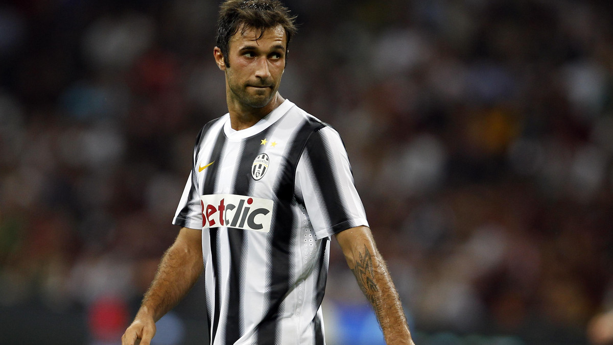 Mirko Vucinić na początku sierpnia został piłkarzem Juventusu. Zawodnika po miesiącu od transferu spotkała bardzo niemiła niespodzianka - został okradziony podczas spaceru po Turynie. Złodzieje ukradli mu zegarek wart około 20 tysięcy euro.