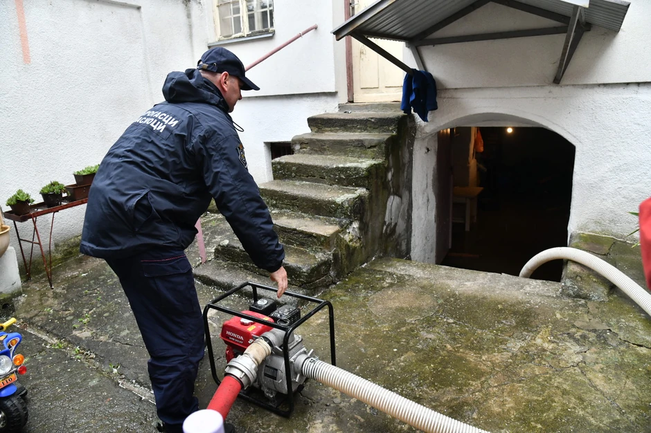 Voda može biti kontaminirana usled prisustva fekalija i drugih otpadnih voda