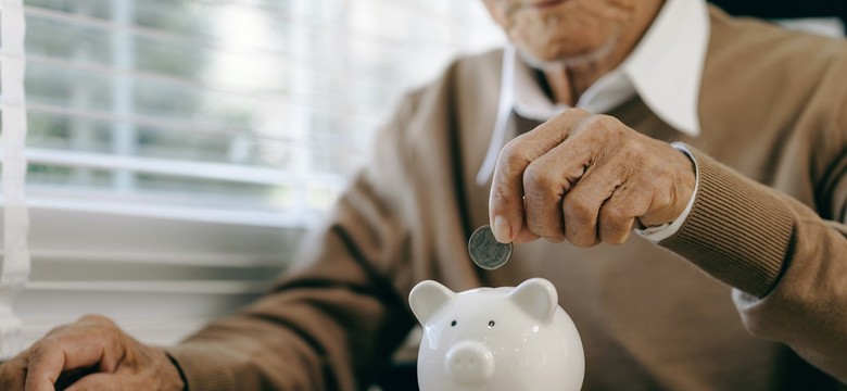 6589,67 zł brutto z ZUS co miesiąc. Coraz więcej seniorów spełnia warunki, żeby otrzymywać to dodatkowe świadczenie