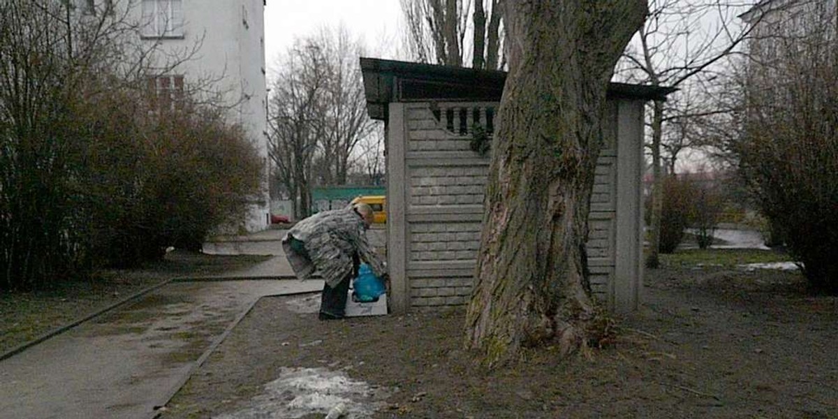 Bogaczka podrzuca śmiecie