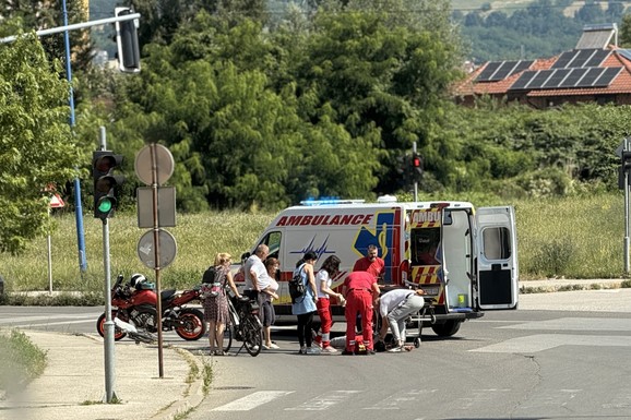BICIKLISTA TEŠKO POVREĐEN! Nesreća u Čačku, udario ga automobil tokom skretanja (FOTO)