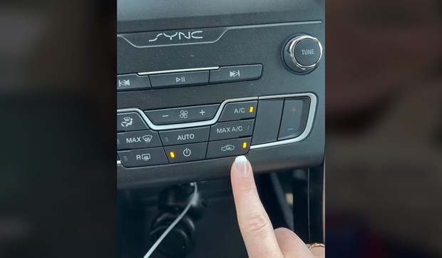 Važno dugme na instrument tabli automobila